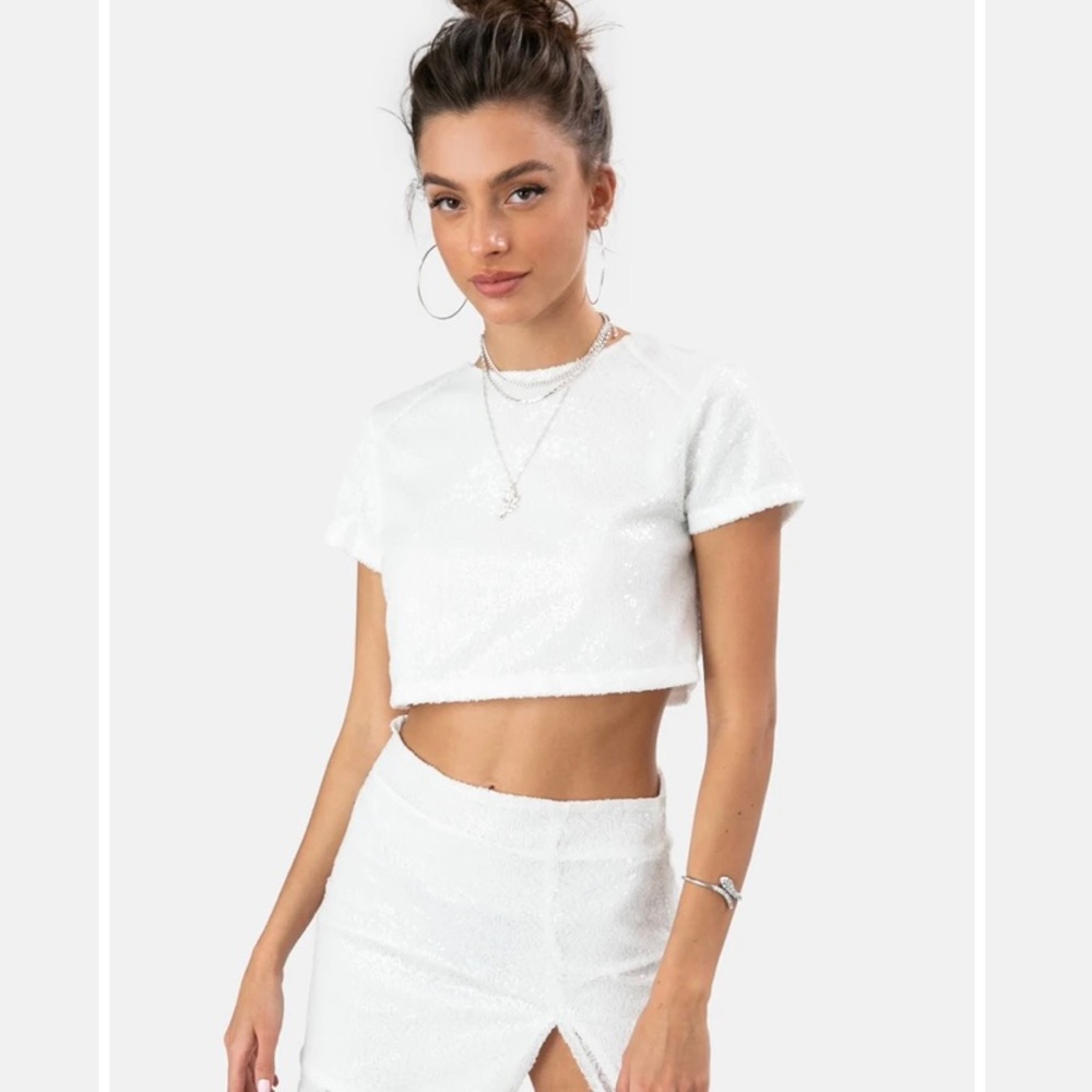 Hey guys i’m selling this cute white top!!